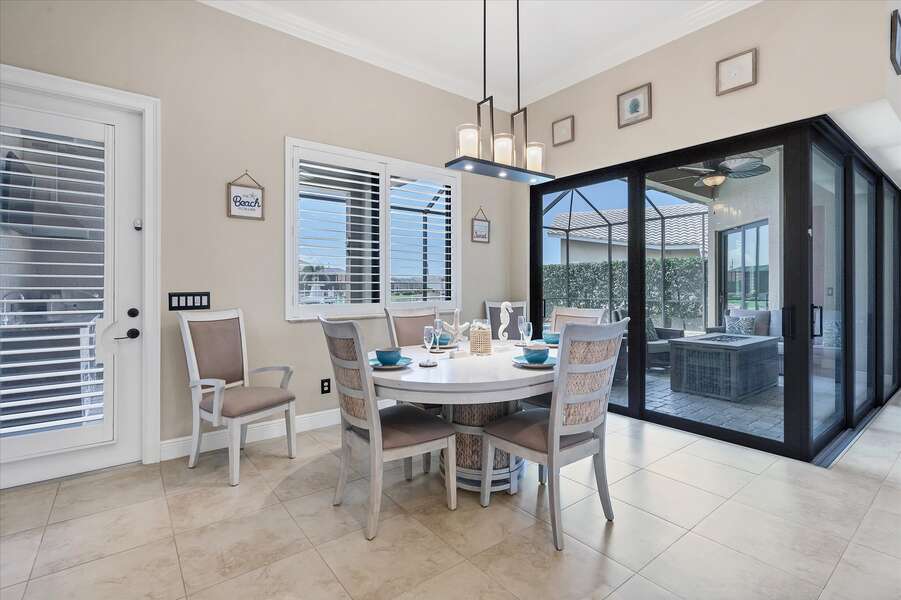 Seating for up to 6 around the breakfast table overlooks the lanai