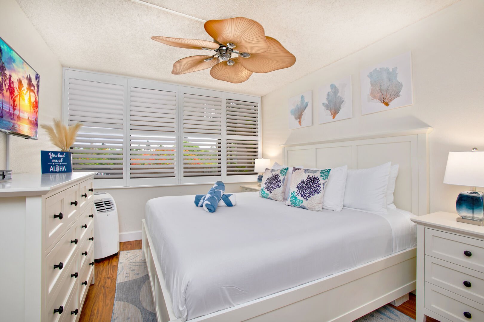 The bedroom boasts a king-size bed, flat-screen TV, nightstand, ceiling fan, and a closet!