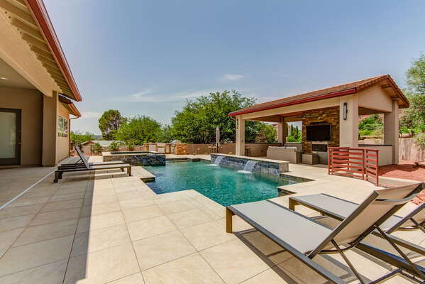 Amazing Private Pool, Hot Tub, Covered Seating Area!