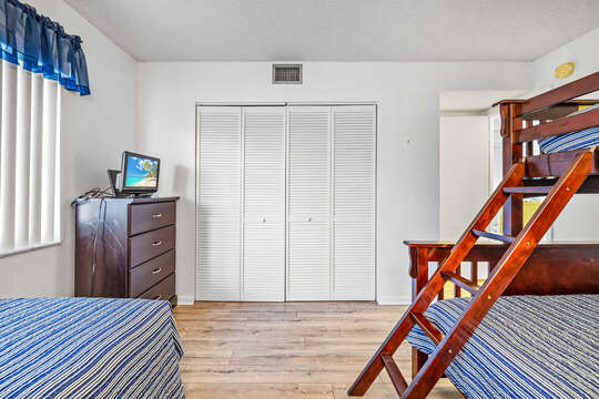 Kid-friendly bedroom featuring bunk beds for a fun and comfortable stay.