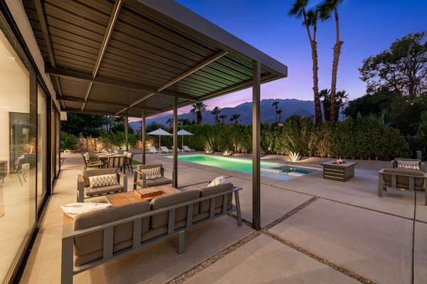 ULTRA-LUXE PRIVATE RESORT LIKE POOL, SPA,FIREPIT, LOUNGERS, AND OUTDOOR DINING. DINE AND LOUNGE WITH AWE-INSPIRING MOUNTAIN VIEWS!