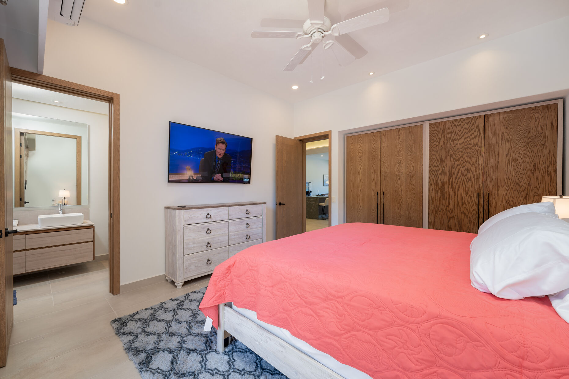 2nd Bedroom
Mountain view/Balcony/ Patio furniture/ Air Conditioning/ Ceiling fan. King size Bed, Wi-Fi. Smart TV/ Private Bathroom.