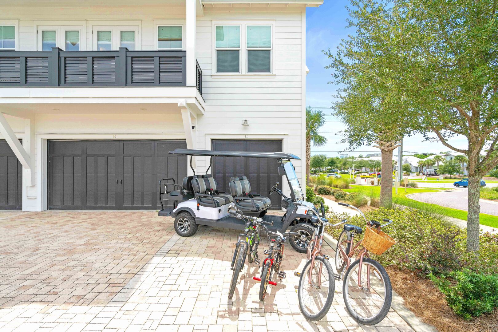 Complimentary 6-seater golf cart and 4 bikes included!