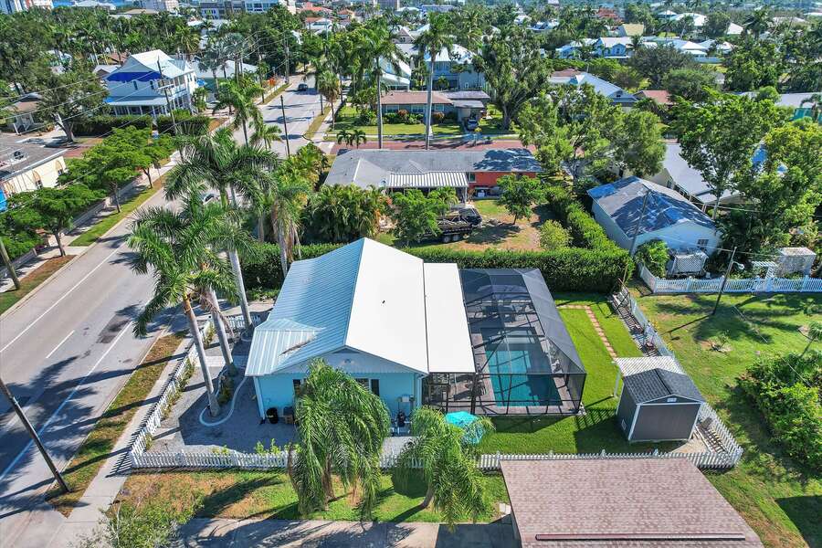 Steps from Downtown Historic Punta Gorda and Charlotte Harbor Key West themed Tropical home