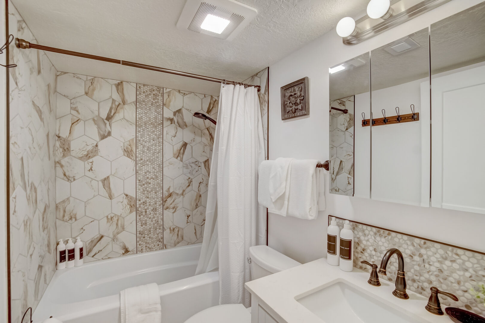 Bathroom 2 with Bathtub/Shower Combo