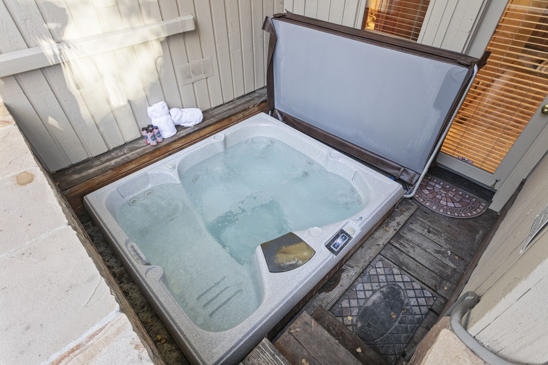 6-person private hot tub