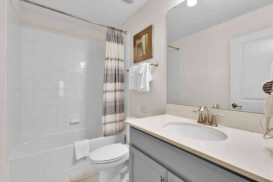 Hall Bathroom 5 Upstairs
Tub/Shower Combo