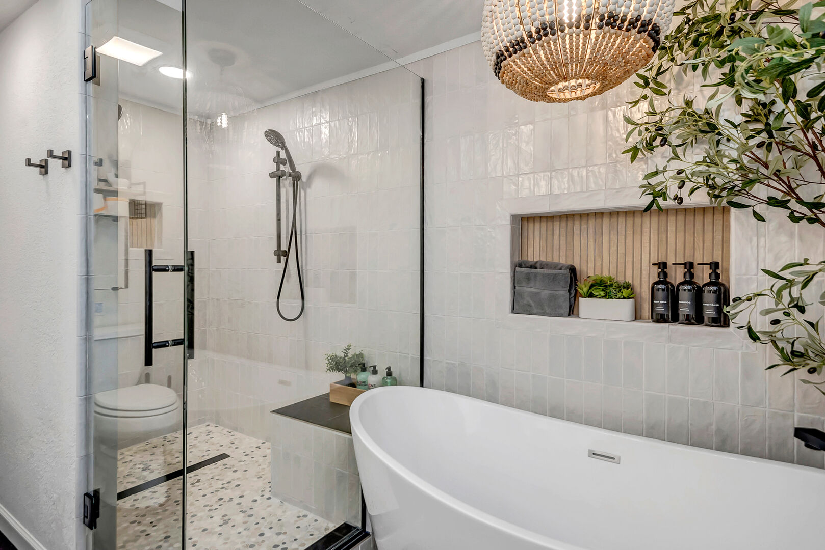 Walk-in shower equipped with a rainfall shower head