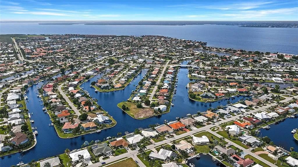 Canal access to Charlotte Harbor