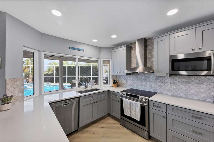 Fully-equipped kitchen with pool and canal view