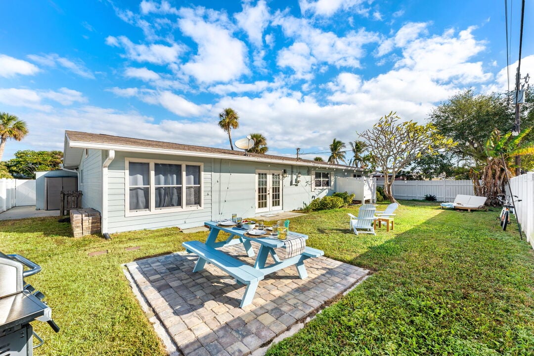 Outdoor dining area, perfect for enjoying meals al fresco with comfortable seating