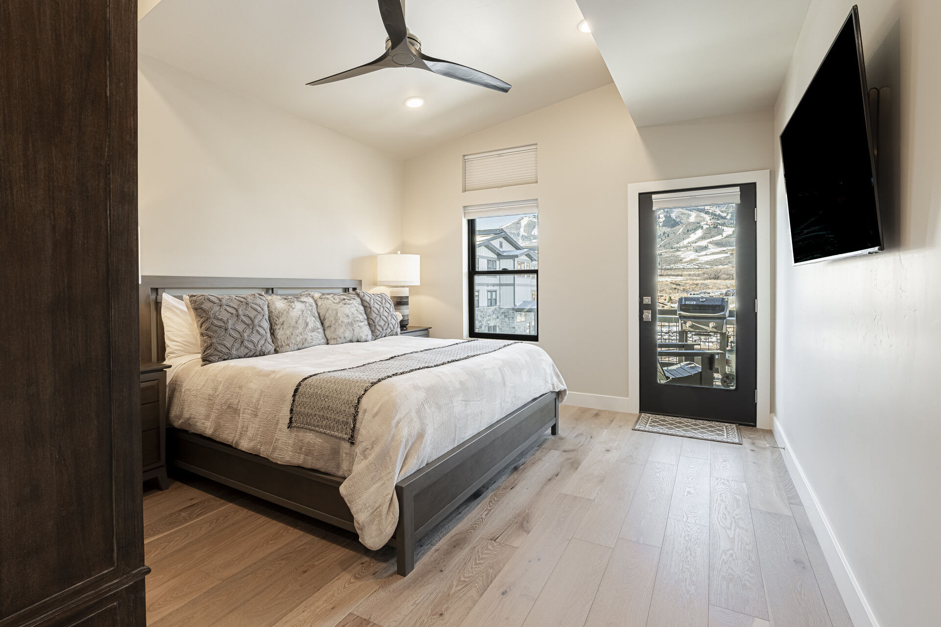 Master bedroom with a king bed, Smart TV and mountain views