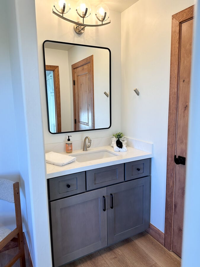 Ensuite bath with single vanity and closet space
