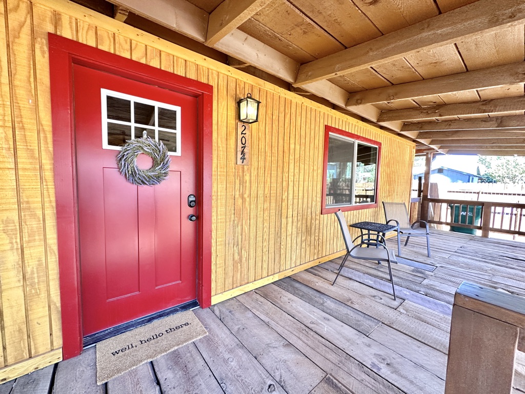Walk in and enjoy this cozy cottage with 24/7 keyless access during your stay!
