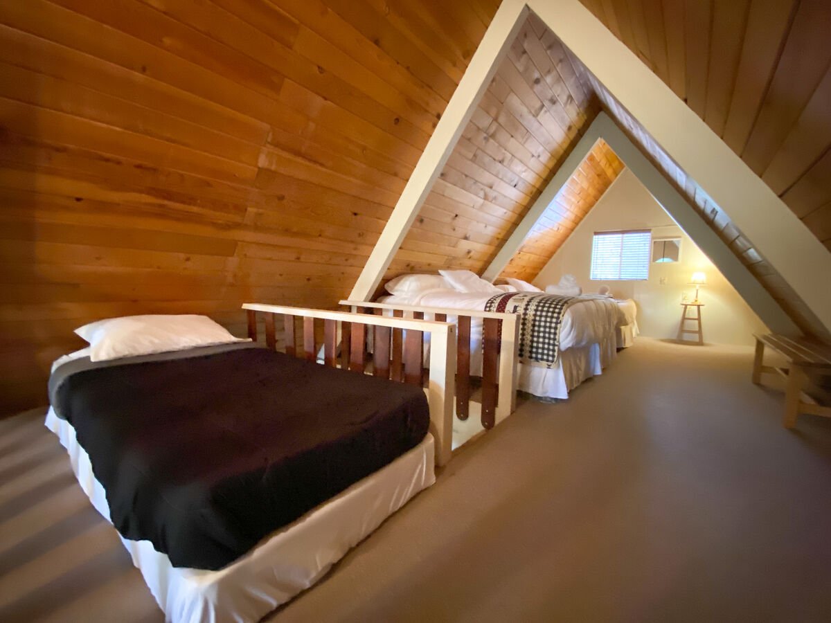 Sleeping loft with twin and 2 king beds