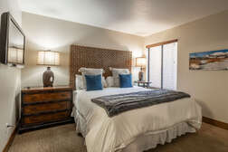Guest Bedroom, King Bed, Flatscreen TV, Full En-Suite Bathroom, Shower & Tub