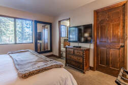 Master Bedroom - King Bed, Flatscreen TV, Full En-Suite Bathroom, Shower