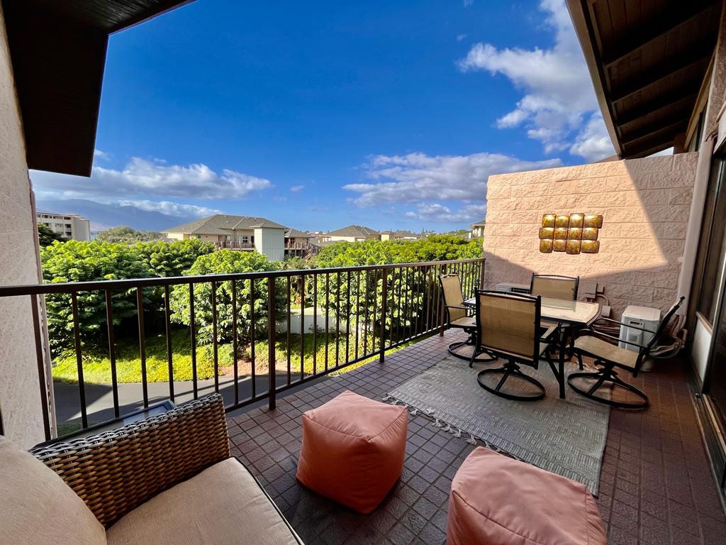 Come and relax on your balcony in this beautiful penthouse in Kihei Alii Kai!