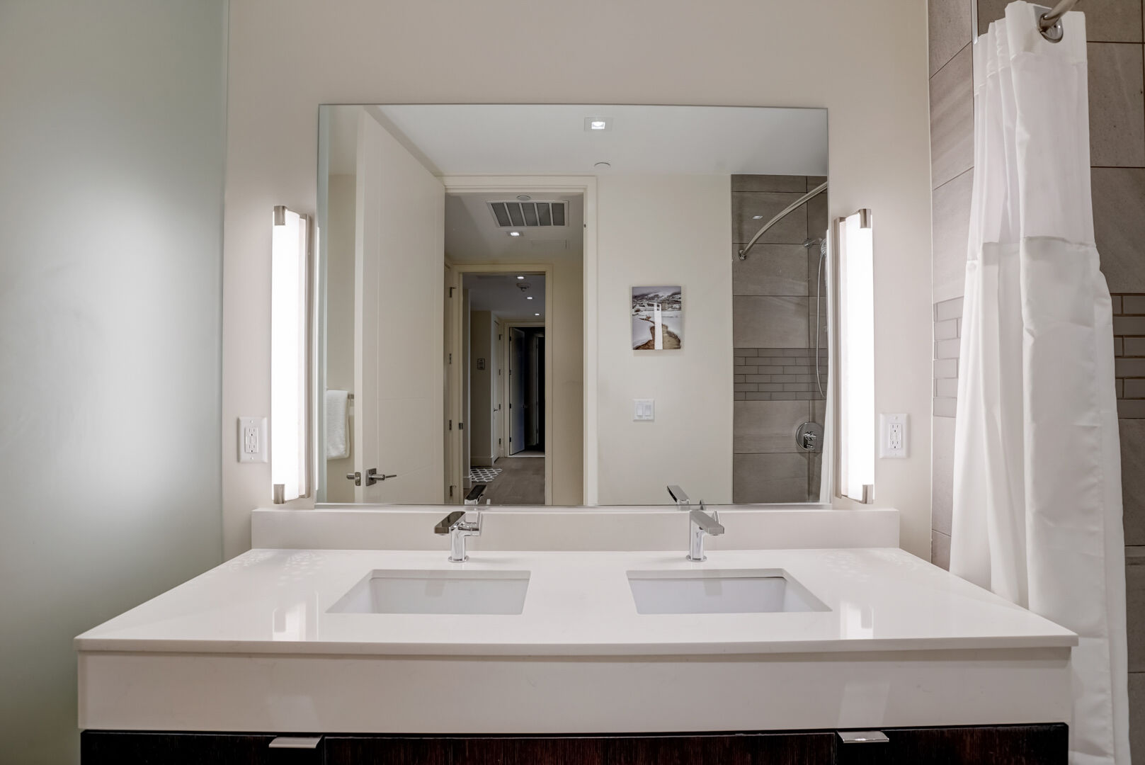 Second Bathroom with Bathtub/Shower Combo