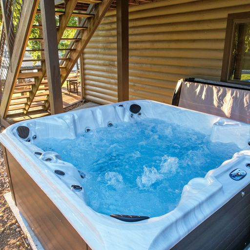 Hot Tub Perfect for Evenings & Lakefront Views