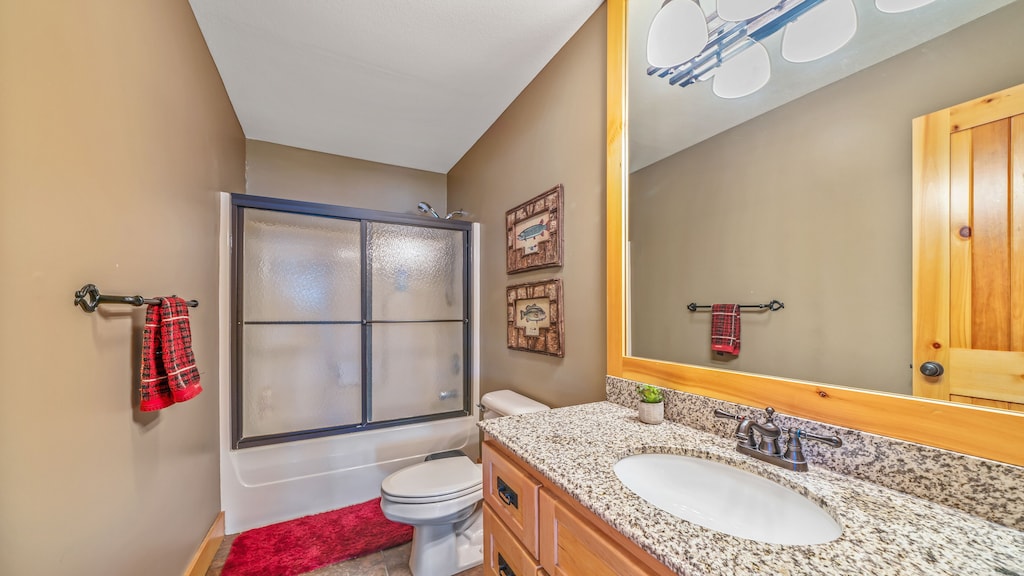 Full bathroom shared by Queen bedrooms on the lower lake level.