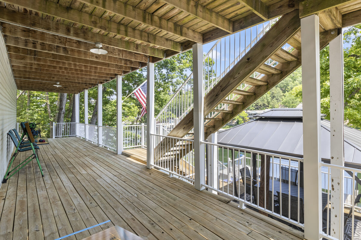 Spacious screened patio makes it perfect for gatherings.