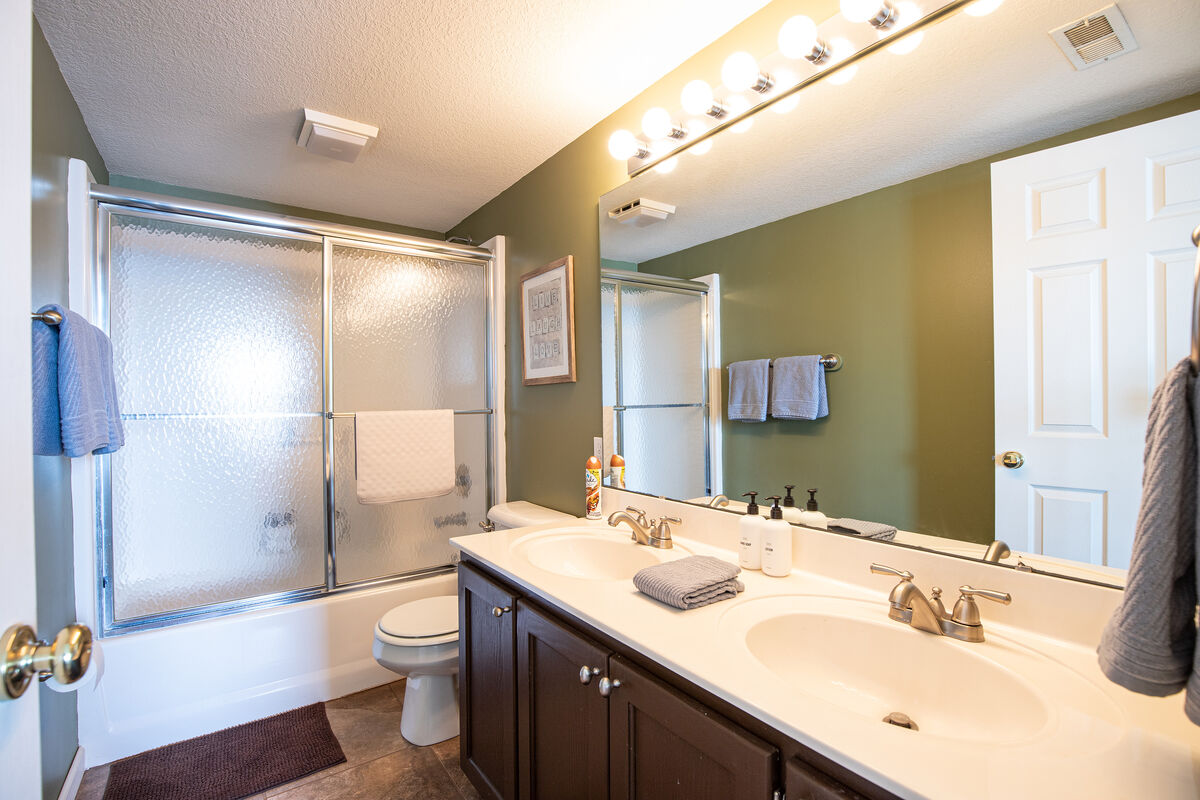 En Suite bathroom offers dual vanities and full tub / shower combo