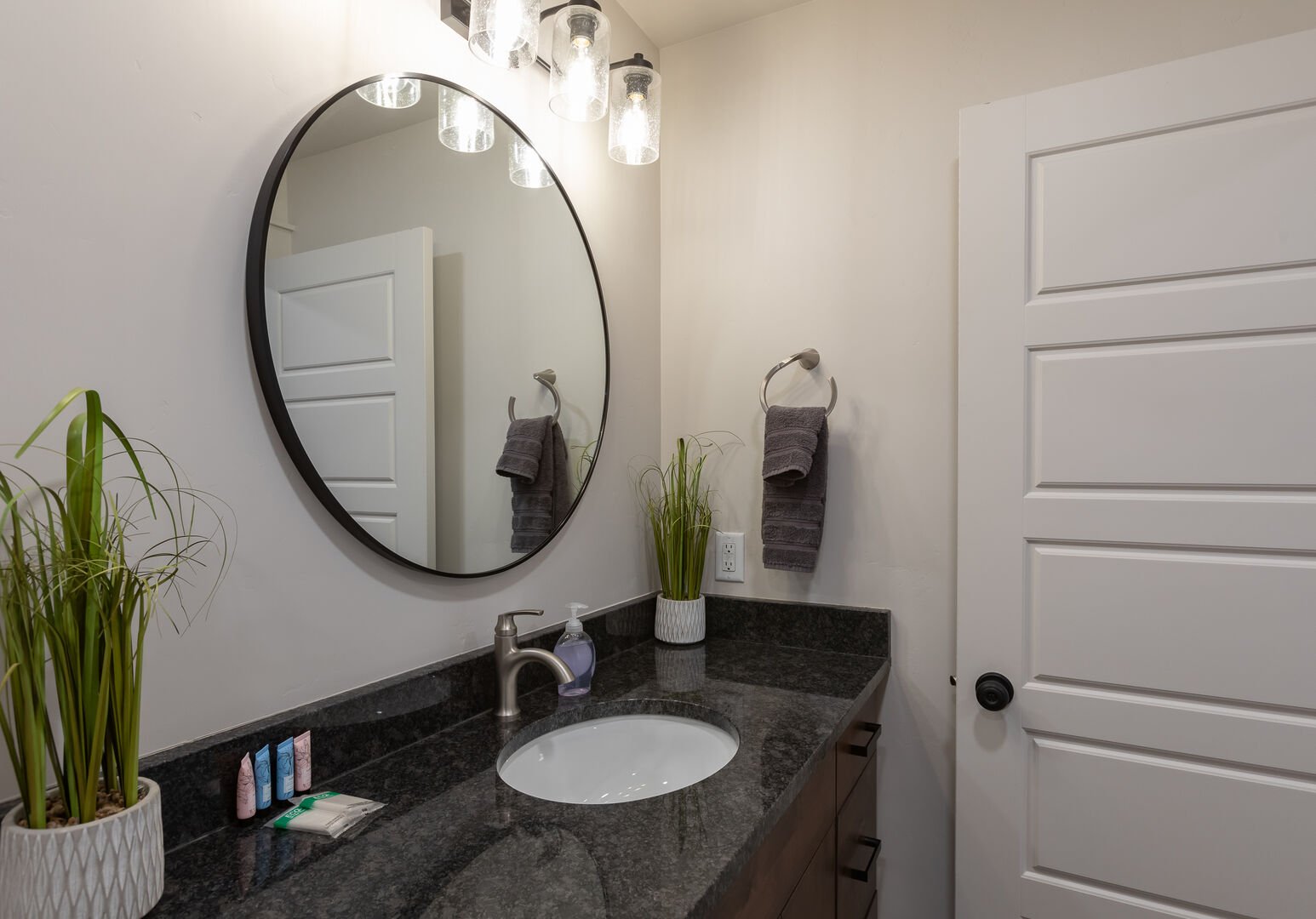 Whistling Moose ~ shared full bathroom on main level