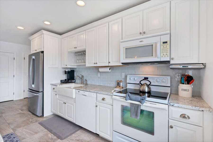 Gorgeous, open, full-equipped kitchen