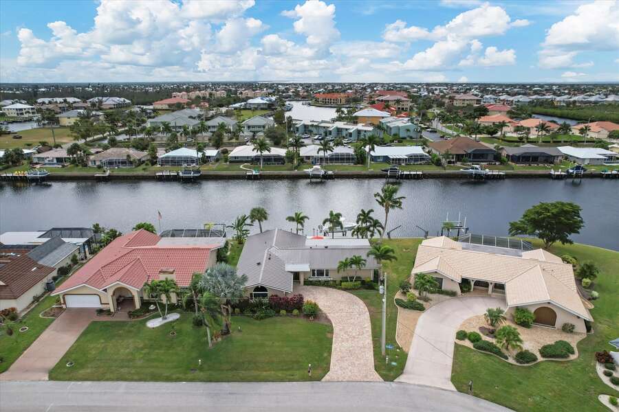 Lovely Punta Gorda Isles home on canal with hot tub