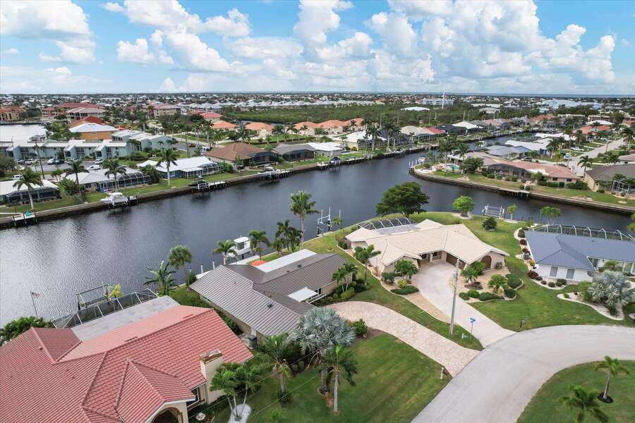 Lovely Punta Gorda Isles home on canal with hot tub