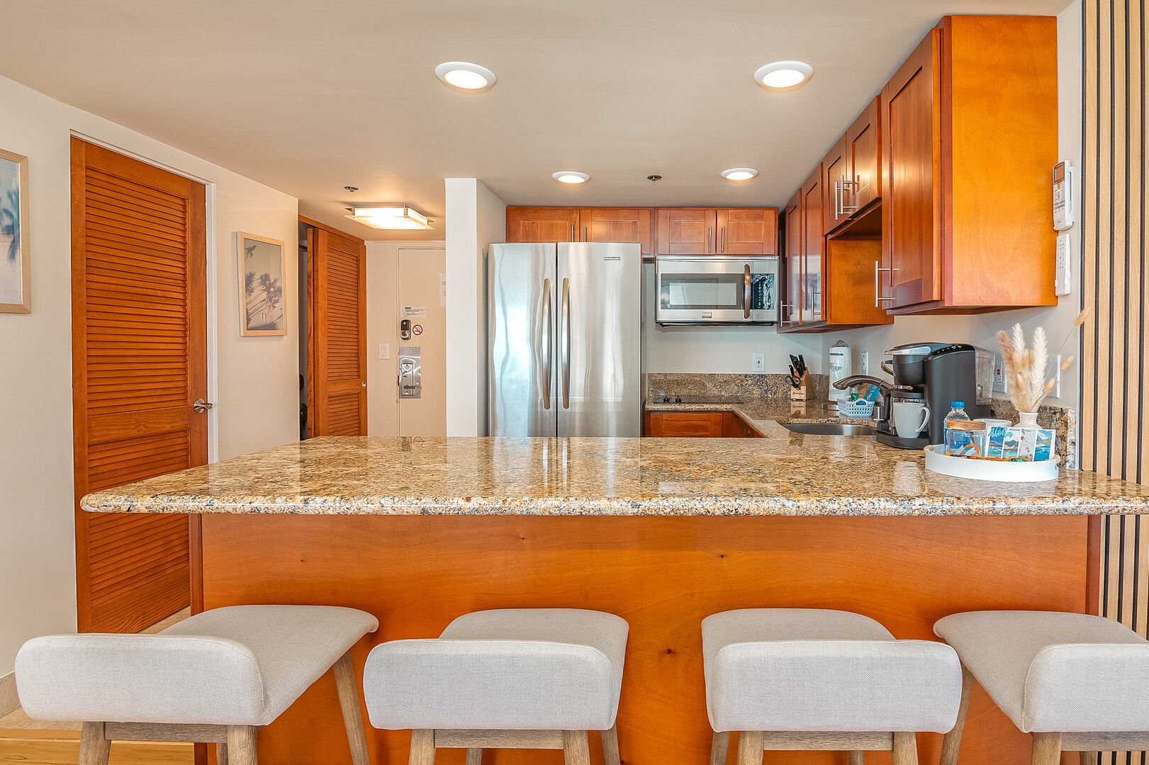 Fully equipped kitchen with countertop and 4 bar stools.