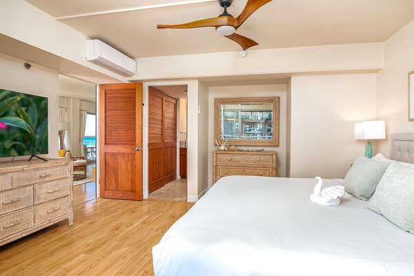 Master bedroom with king-size bed and Smart TV perfect for relaxation.