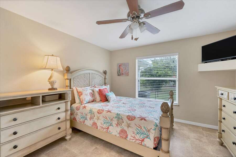 Guest bedroom with queen bed and 32