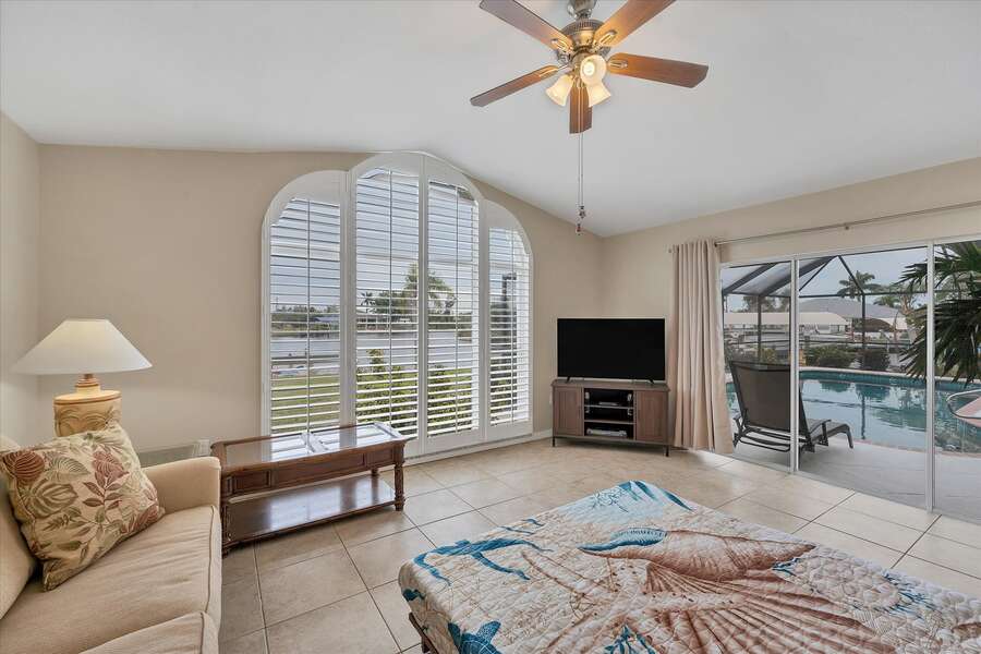 Florida room with canal view and lanai acces. Florida room also features a full-size hide-a-bed
50