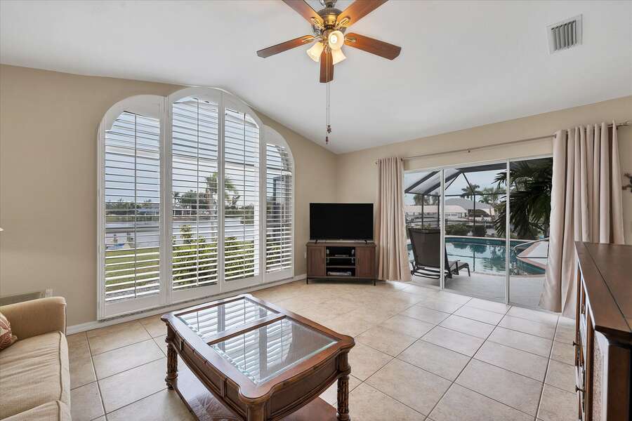 Florida room with canal view and lanai acces. Florida room also features a full-size hide-a-bed
50