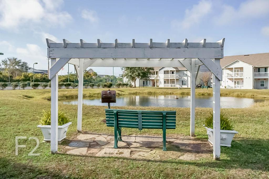 Situated near the pond, this simple pergola provides the ideal spot for quiet reflection. Read a book, enjoy your favorite music, or simply take in the inspiring beauty of the space around you.