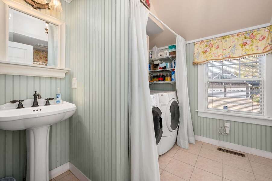 Bathroom 1: Full with shower & washer/dryer - 1st floor - 12 Indian Trail - New England Vacation Rentals