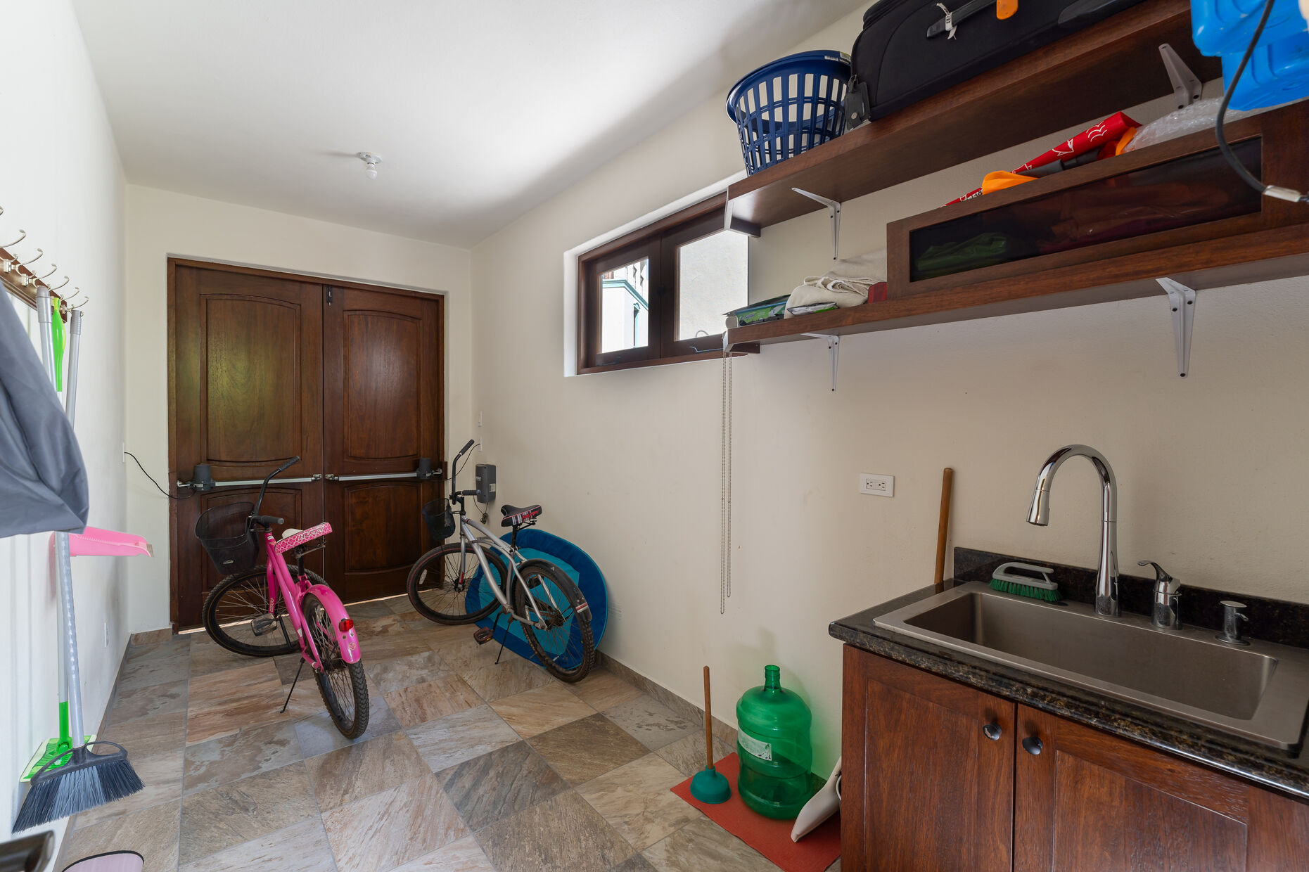 Garage Area / 2 Bikes / Sink