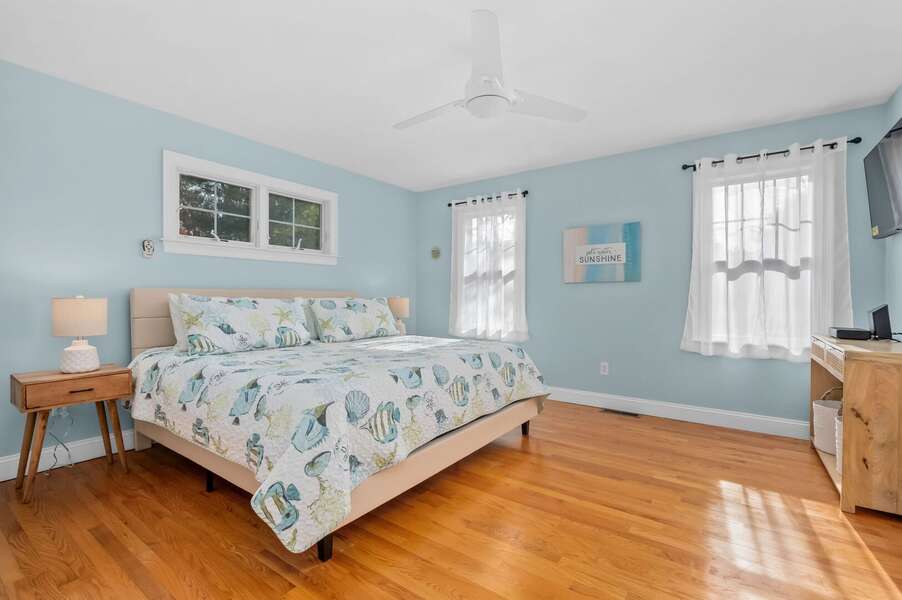 Large primary bedroom (#1) with en suite bathroom (#1) and King sized bed - 9 Alonzo Road Harwich Port Cape Cod - Don't Think Twice - NEVR