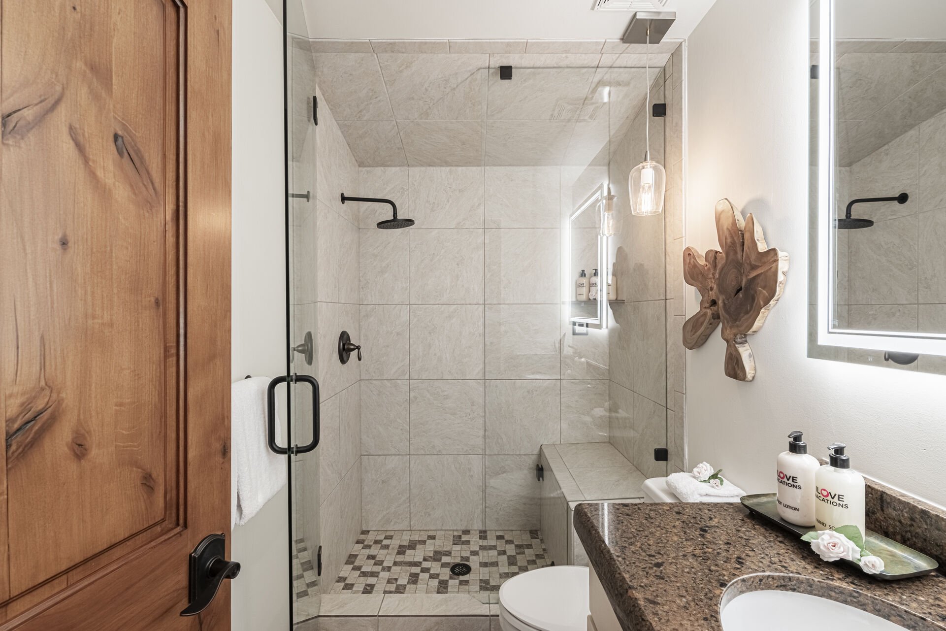 Main Level - Full Shared Bathroom with Tiled Shower