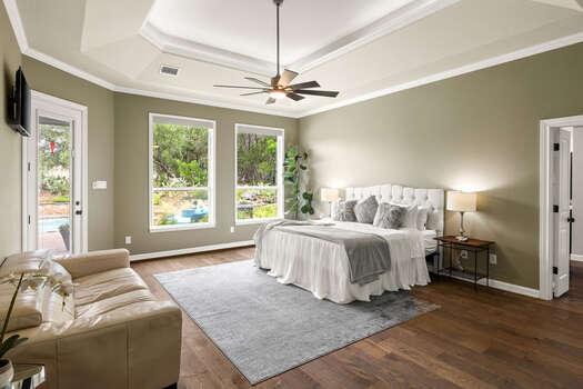 Grand Master Suite- King Bed, Leather Sofa, Walk in Closet and 43