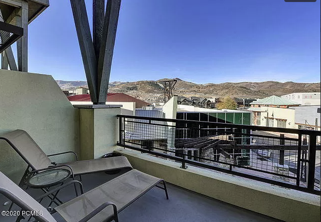 Relax on balcony overlooking the mountains to enjoy a nice book or nap!