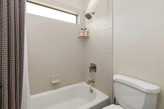 Jack and Jill Bathroom with Tub/Shower Combo