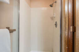 Master Bathroom -  En-Suite Full Bathroom, Shower & Tub