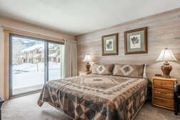 Master Bedroom - California King Bed, Flatscreen TV, En-Suite Full Bathroom, Shower & Tub