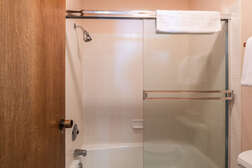 Bathroom 2 - Full Shared Bathroom, Shower & Tub