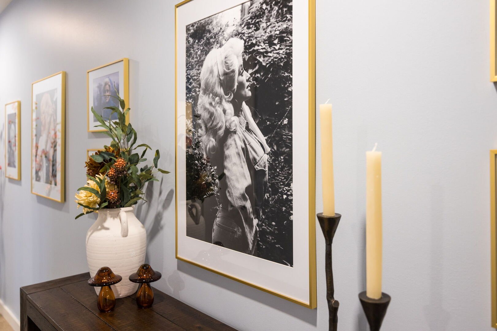 Bright and spacious front entry leading to the bedrooms and main living area featuring Dolly Parton decor and a convenient full-body mirror perfect for a last minute touch-up & selfies before hitting the town.