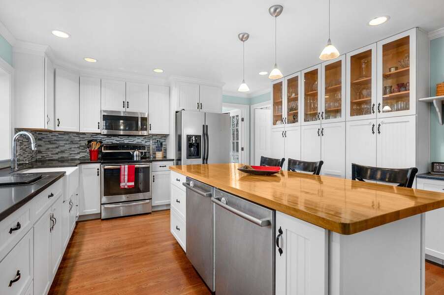 Every appliance and amenity you will need are in this kitchen - 92 Hoyt Road Harwich Port Cape Cod - Apricari - NEVR