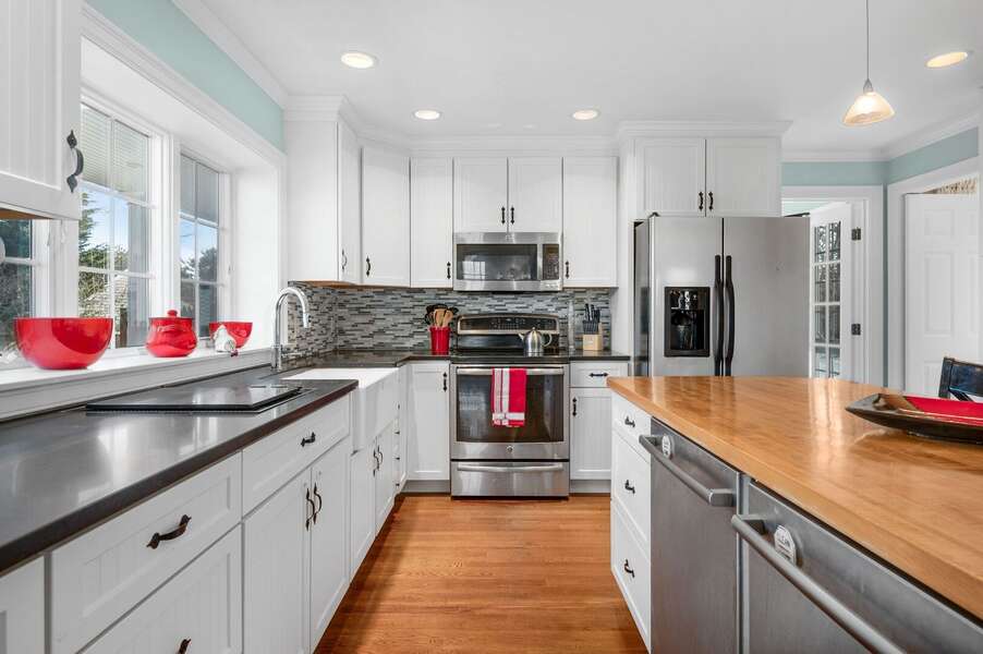 Spacious and modern kitchen - 92 Hoyt Road Harwich Port Cape Cod - Apricari - NEVR